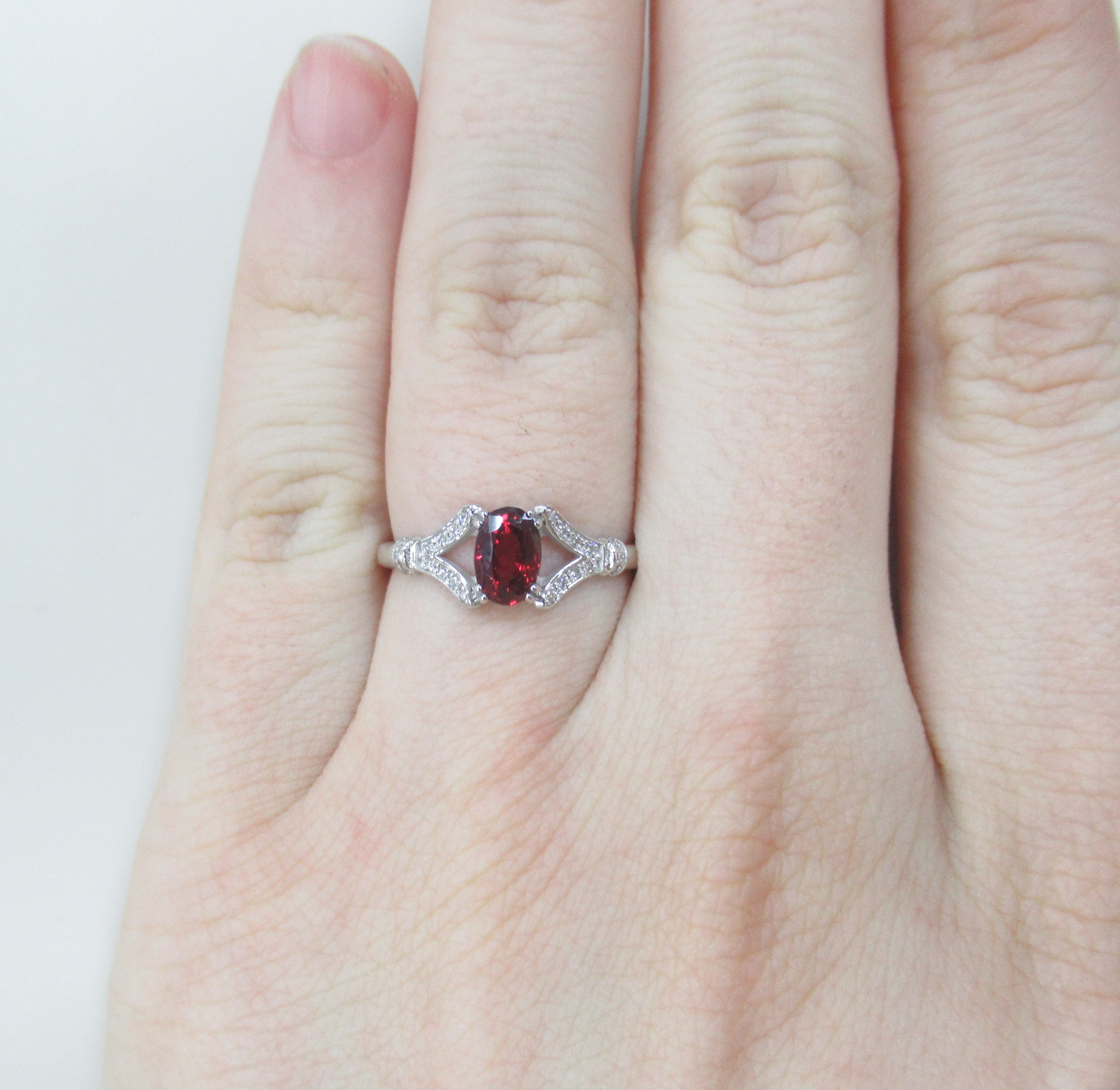 Кольцо из белого золота с красной шпинелью